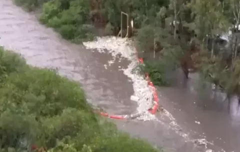 Ola de basura arrasó con el BoB, la barrera flotante instalada en el río Matías Hernández 