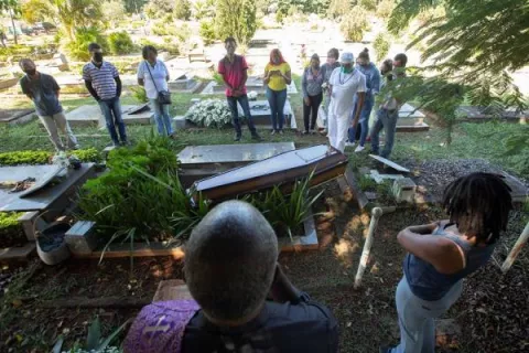 Miles de personas buscan un test en Brasilia antes de reapertura comercial