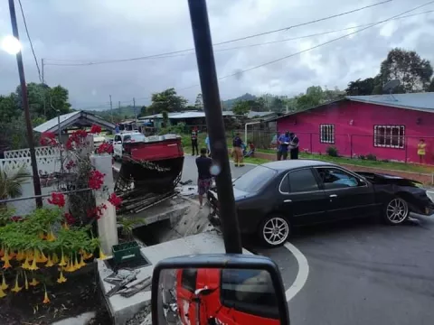 Dos heridos en una colisión y vuelco en el sector de Volcán