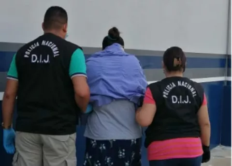 Ordenan arresto de la madre de recién nacida abandonada en vertedero de basura