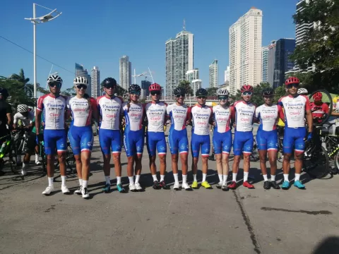 Ciclistas panameños recogen alimentos pedaleando