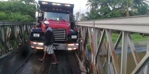 Camión se traba en un puente de Costa Abajo de Colón
