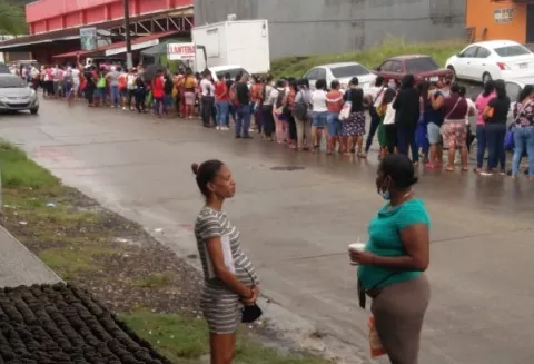 Mujeres abarrotan los supermercados de  Colón para comprar con el bono electrónico