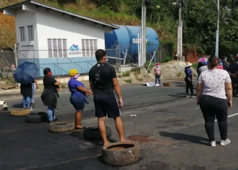Moradores de Santa Rita cierran carretera Panamá-Colón reclamando agua potable