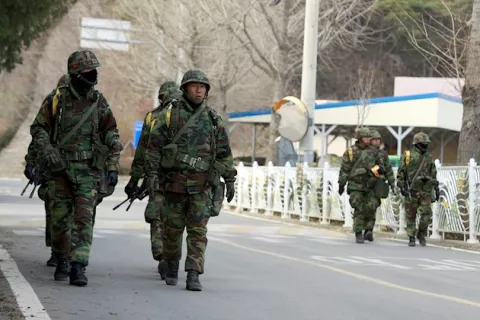 Las dos Coreas cruzan disparos en la frontera tras la reaparición de Kim