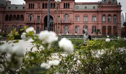 Argentina entra en un  default selectivo pero sigue las negociaciones