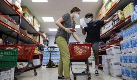 Los precios al consumidor en Argentina subieron 45.6 por ciento