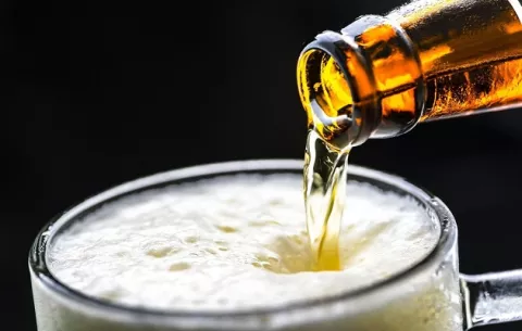  Laurentino Cortizo firma el decreto que da luz verde para la compra de bebidas alcohólicas