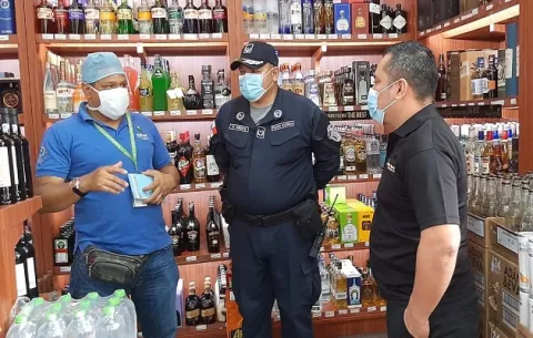Ley seca total podría volver si los casos de consumo de licor en la vía pública no bajan