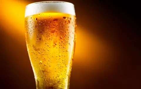 Venta de bebidas alcohólicas se limitaría a un six pack o una botella de licor por cliente