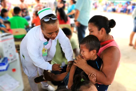 Pacientes clínicamente recuperados de COVID-19 se pueden vacunar conta la influenza