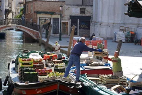 Italia comienza con cautela la fase de "convivencia con el virus"