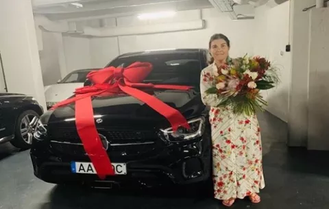 Cristiano Ronaldo le regala un lujoso carro a su mamá