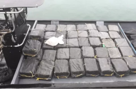 Aeronavales decomisan más de una tonelada de droga en Isla Grande