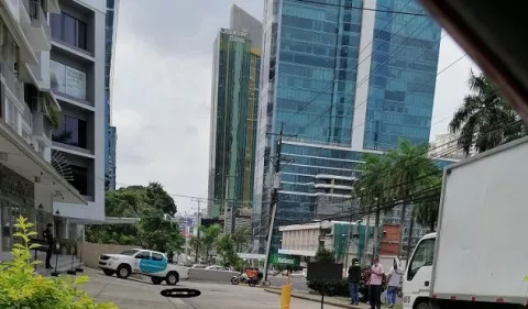 Hombre cae al vacío desde un edificio en Calle 50