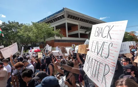 Dos millares de personas protestaron en Miami por asesinato del afroamericano George Floyd