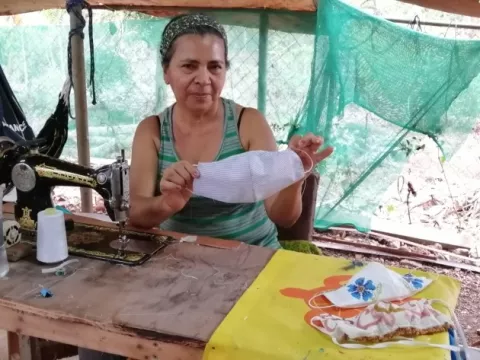 Artesanos herreranos inician producción de vistosas mascarillas