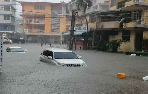 Fuertes lluvias afecta tráfico en la capital y deja sin electricidad a varios sectores en Panamá Oeste