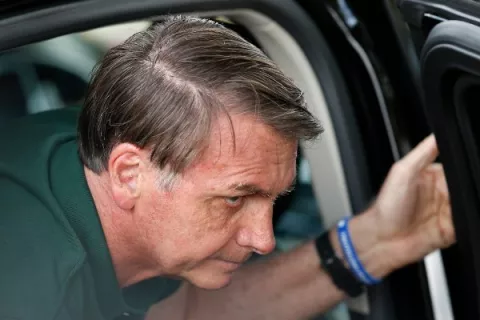 Jair Bolsonaro se pasea en moto acuática mientras Brasil supera los 10,000 muertos por COVID-19