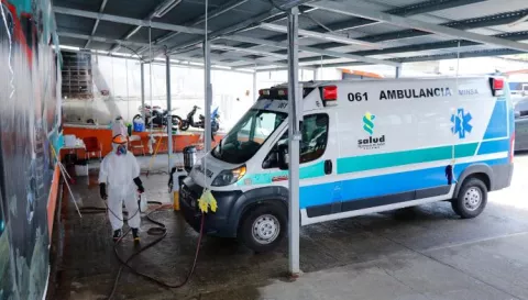 Vehículos que trasladan a pacientes en medio del COVID-19 son sanitizados