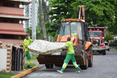 Operativo de Limpieza en Pueblo Nuevo beneficia a más de 4,000 residentes