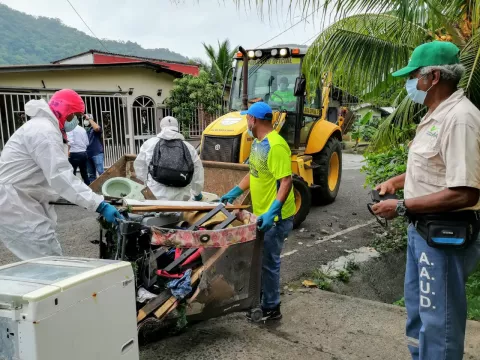 Villa Grecia se preparó y sacó todos sus enseres viejos en jornada de limpieza contra el COVID-19