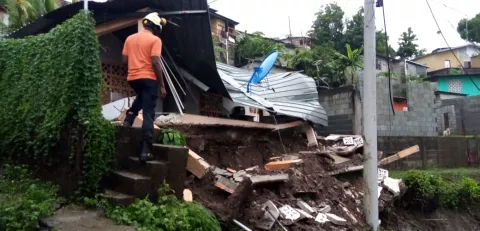 Fuertes lluvias por onda tropical dejan serias afectaciones en diversos puntos del país