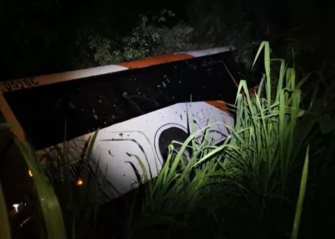 Vehículo colectivo de la empresa MiBus cae en un barranco en Nuevo San Juan 