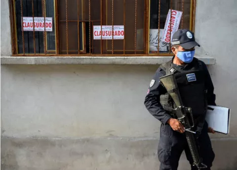Suman más de un centenar de muertos en México por consumir alcohol adulterado