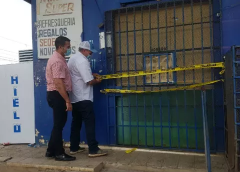 Por insalubre, cierran temporalmente comercio en La Villa de Los Santos
