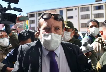 Arrestan al ministro de Salud de Bolivia por escandaloso sobre costo en respiradores 