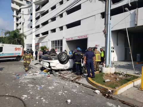 Mujer muere tras caer con su vehículo desde el estacionamiento de un edificio
