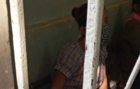 Mujer fue a empeñar sortija para comprar leche para sus hijos y fue retenida y multada por violar la cuarentena