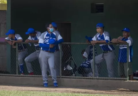 Béisbol en Nicaragua se detiene, luego de muerte de entrenador por COVID-19