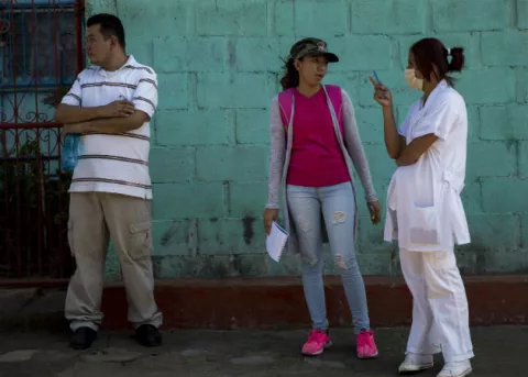 Anciano muere haciendo fila en Nicaragua, sigue silencio oficial sobre si fue por COVID-19 