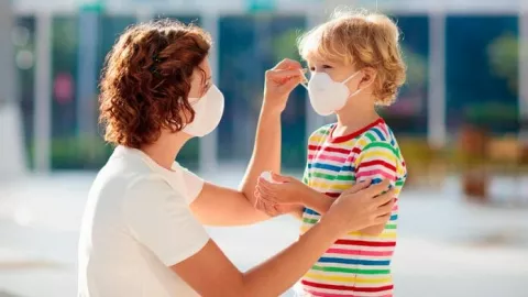 Los niños deben acostumbrarse al uso correcto de las mascarillas, advierten especialistas