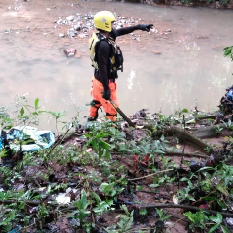 Buscan el cuerpo de un presunto desaparecido en el río Arraijancito