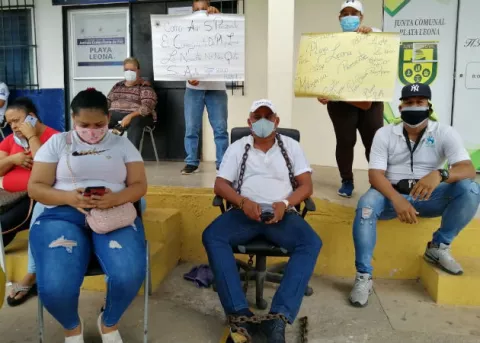 Representante en La Chorrera se encadena exigiendo mayor ayuda gubernamental 