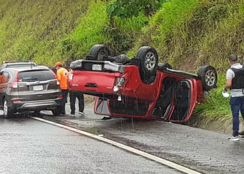 Policías heridos al volcarse el vehículo en el que viajaban por la loma El Piro en la comarca  