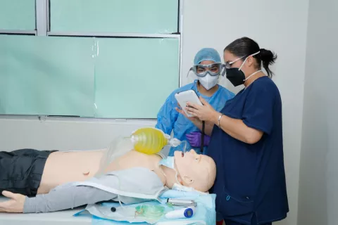 Personal médico es capacitado para atender paros respiratorios ante el COVID-19