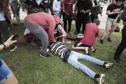Protestas se recrudecen en Mineápolis por la muerte de un afroamericano a manos de policías