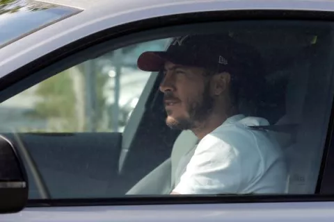 Zidane charla a distancia con Sergio Ramos y  Eden Hazard