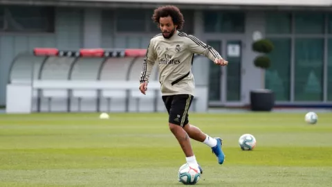 Jugadores del Real Madrid pisan el césped