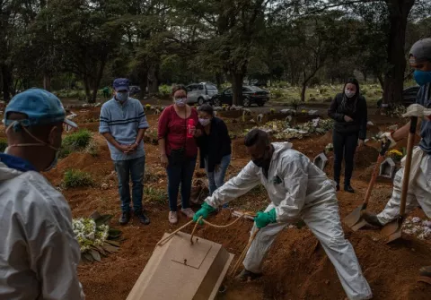 Brasil desestimó los riesgos del coronavirus, y ahora sufre una crisis