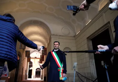 Alcaldes italianos se disfrazan para verificar que todos sigan las medidas de cuarentena