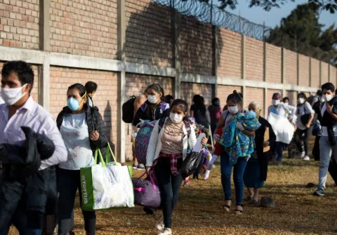 En Perú, miles huyen al campo debido a la pandemia