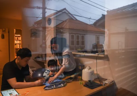 Hombres aprenden a ayudar en casa, debido al confinamiento