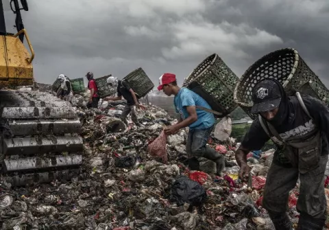 Se ganan la vida en una torre de basura