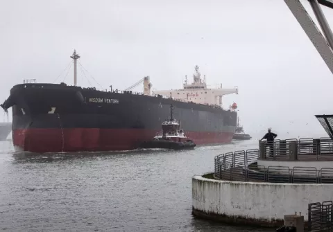 Navieras se benefician por el exceso  de petróleo