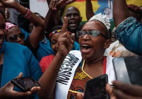 Activista de Uganda no da marcha atrás, busca la libertad de su país